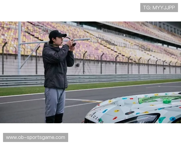 王一博P房随拍展现85号赛车手酷萌双面魅力与赛道热力瞬间全景